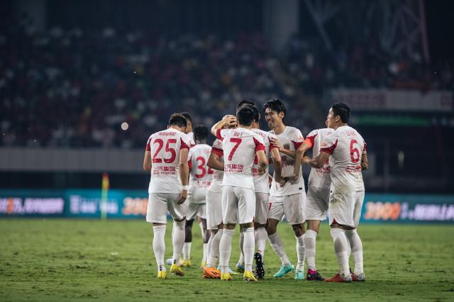 体育官网-海港3连胜吕文君做回射手 崇明一期立大功包揽6球