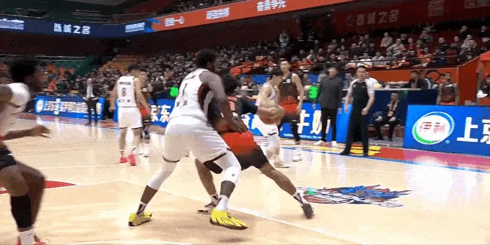 在线体育游戏娱乐平台-琼斯背打至篮下强起上篮,被约翰逊单手按下